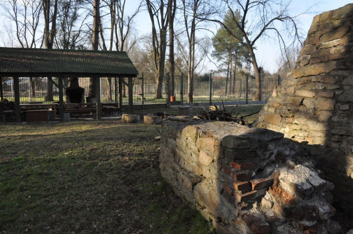 Ruiny Wielkiego Pieca Huty Rejów w Skarżysku-Kamiennej