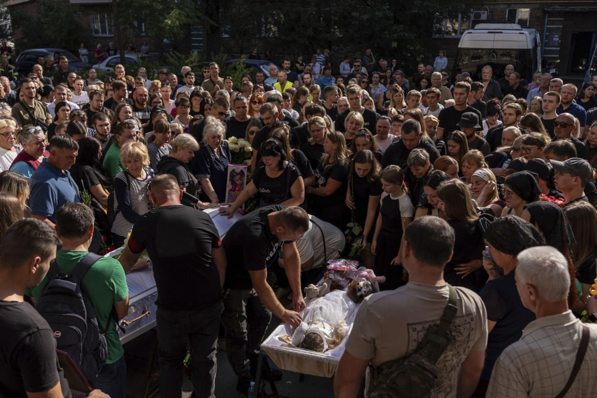 Rakiety Putina zabiły 2-latkę w ramionach mamy! Zdjęcia z pogrzebu ściskają za serce