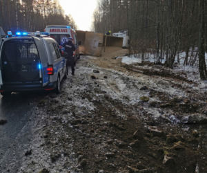 Uwaga na utrudnienia! Wypadek ciężarówki na DK 58. Ruch odbywa się wahadłowo [ZDJĘCIA]