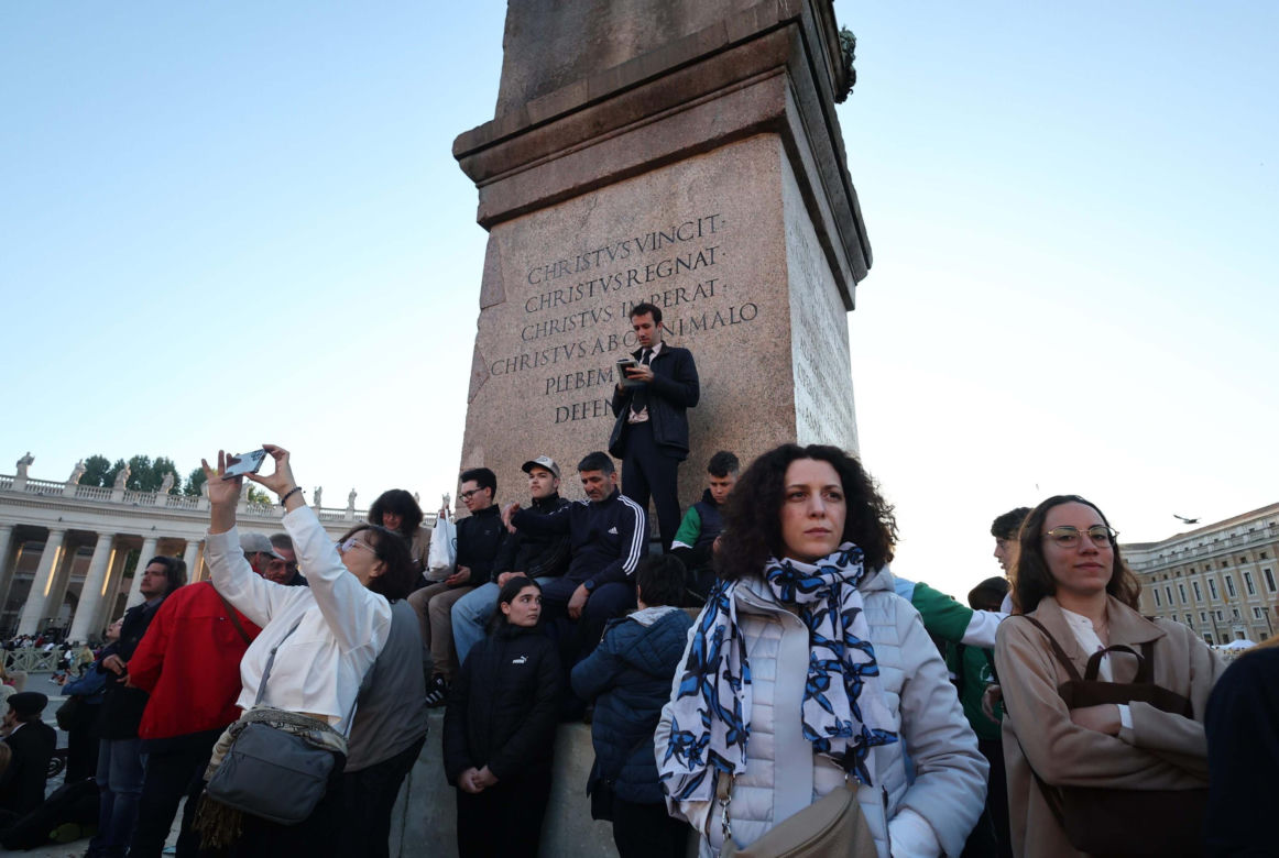 Rzesze wiernych przybywają na pogrzeb Franciszka. Wielkie tłumy w Watykanie 