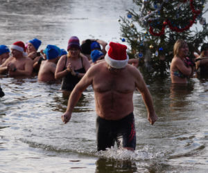Zimna woda im niestraszna! Morsowanie w podbydgoskich Pieckach [ZDJĘCIA]