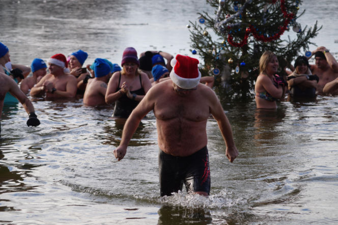 Zimna woda im niestraszna! Morsowanie w podbydgoskich Pieckach [ZDJĘCIA]