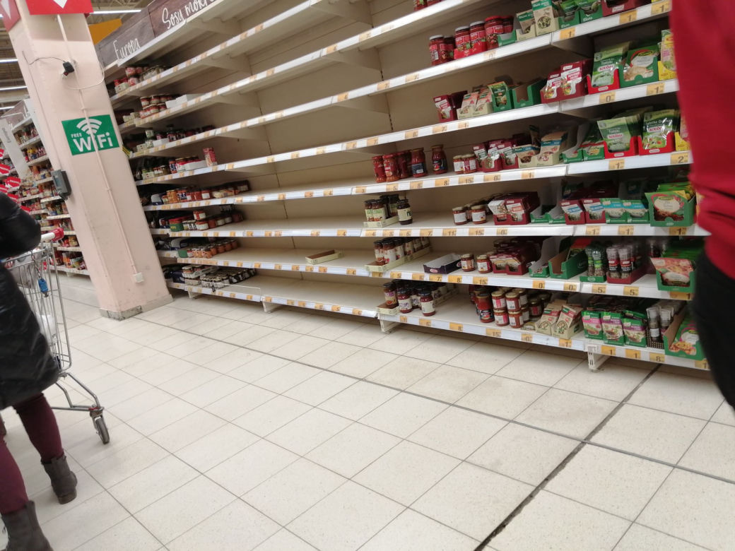 Puste półki w sklepach w Rzeszowie. Szał zakupów [NOWE ZDJĘCIA]