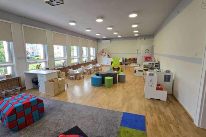 Nowoczesna sala w Żłobku Miejskim nr 1 w Głogowie z zabawkami i pufami. O remoncie placówki przeczytasz na Radioplus.
