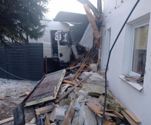 Sochocin. Fatalny wypadek ciężarówki! Zjechała z drogi i uderzyła w dom