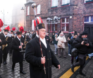 Barbórka 2025. Pobudka górnicza na Nikiszowcu w wykonaniu Orkiestry Wieczorek