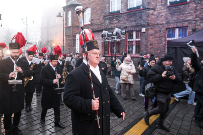 Barbórka 2025. Pobudka górnicza na Nikiszowcu w wykonaniu Orkiestry Wieczorek