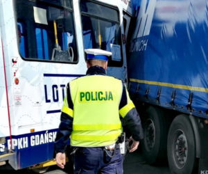 Zderzenie tramwaju z tirem