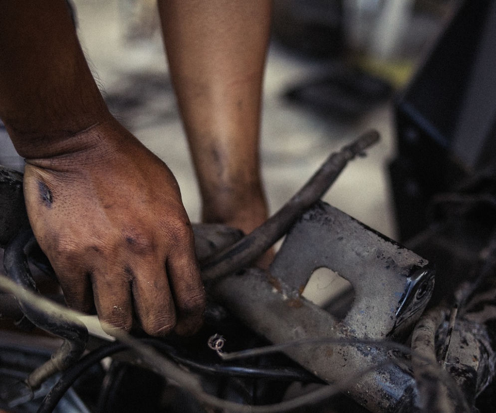 Mikołów. Mechanik naprawiał samochód. Nagle auto stanęło w płomieniach