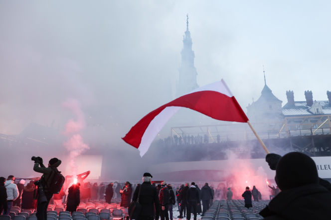 Prezydent na Jasnej Górze wśród kibiców. Podziękował za obronę  hasła „Bóg, Honor, Ojczyzna”
