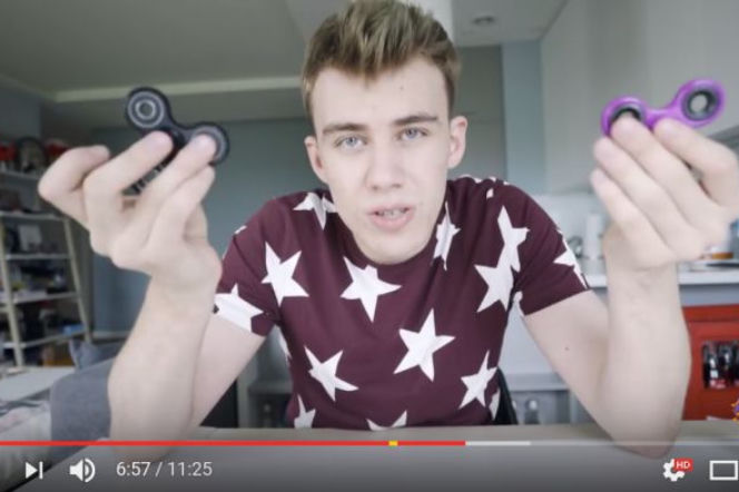 Blowek testuje fidget spinnery