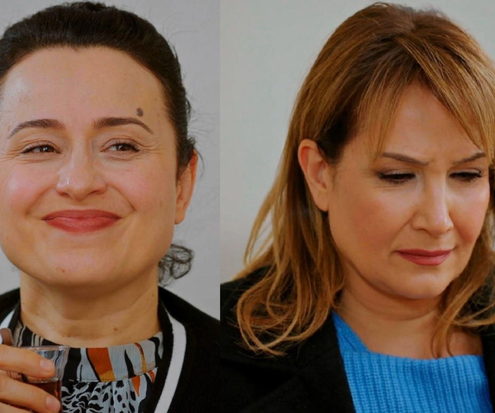 Dwie kobiety, Cavidan z uśmiechem trzymająca filiżankę herbaty oraz Feraye ze smutnym wyrazem twarzy, w scenie szantażu z serialu Miłość i nadzieja. Więcej o serialowych intrygach na Super Seriale.