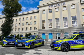 Silnik 3.0 i prawie 400 koni mechanicznych. Nowe radiowozy podlaskiej policji nie dają szans piratom drogowym