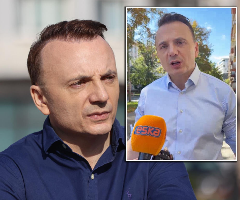 Łukasz Gibała. Na miniaturze polityk przemawia do mikrofonu radia Eska. O debacie w Krakowie przeczytasz na Eska.