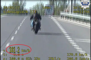Gnali jak opętani, na liczniku mieli blisko 200 km/h! Policjanci szybko sprowadzili ich na ziemię	