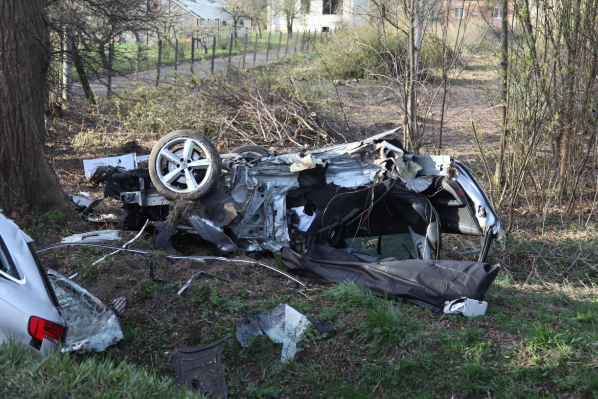 Razem się urodzili i razem zginęli. Audi bliźniaków roztrzaskało się o przydrożne drzewo 