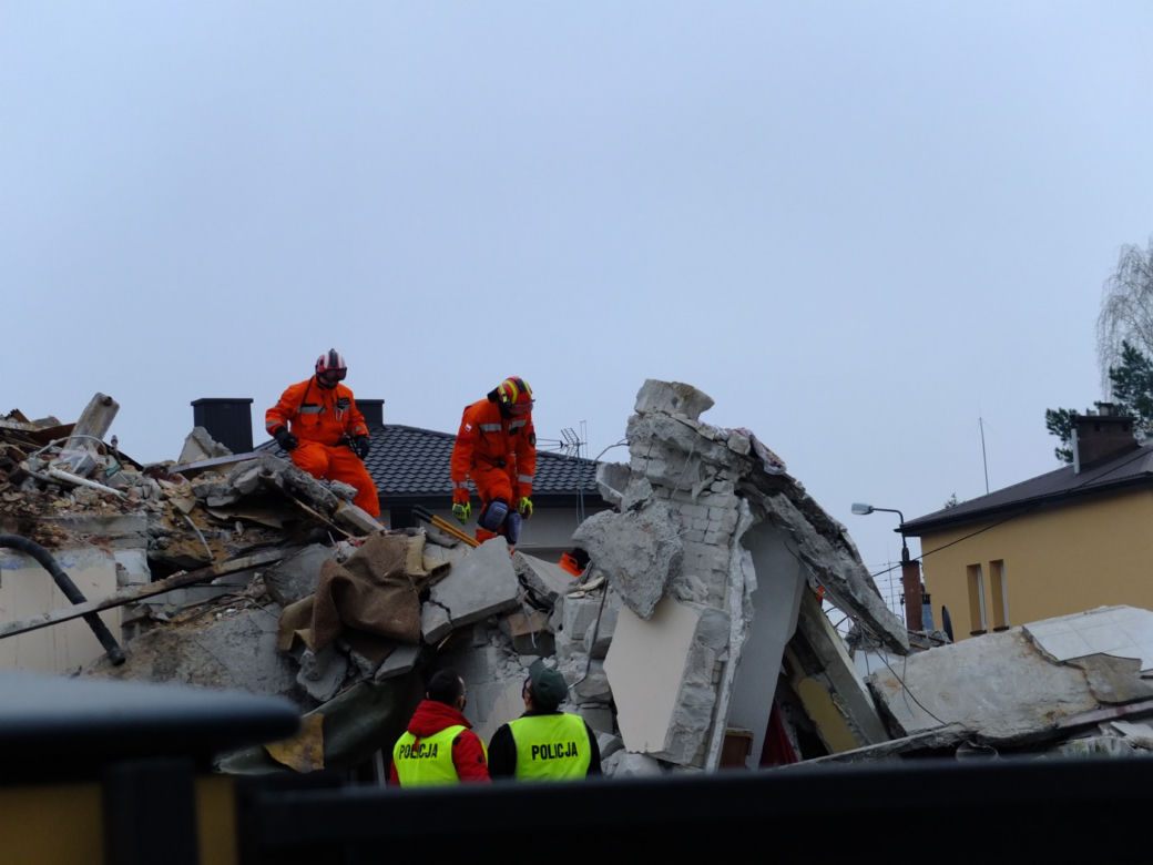 ZGINĘLI WE ŚNIE. POTĘŻNA EKSPLOZJA GAZU ZABIŁA HENRYKA I BARBARĘ. OCALAŁ JEDYNIE NICH KOT