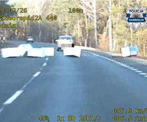 Na DW 801 z przyczepki jadącego samochodu ładunek wypadł na drogę