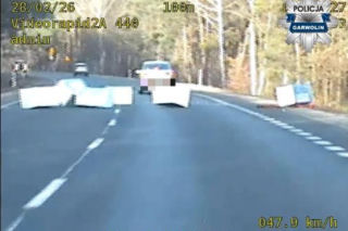 Na DW 801 z przyczepki jadącego samochodu ładunek wypadł na drogę