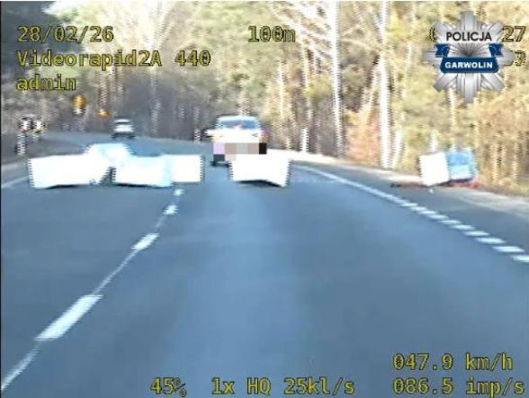 Na DW 801 z przyczepki jadącego samochodu ładunek wypadł na drogę