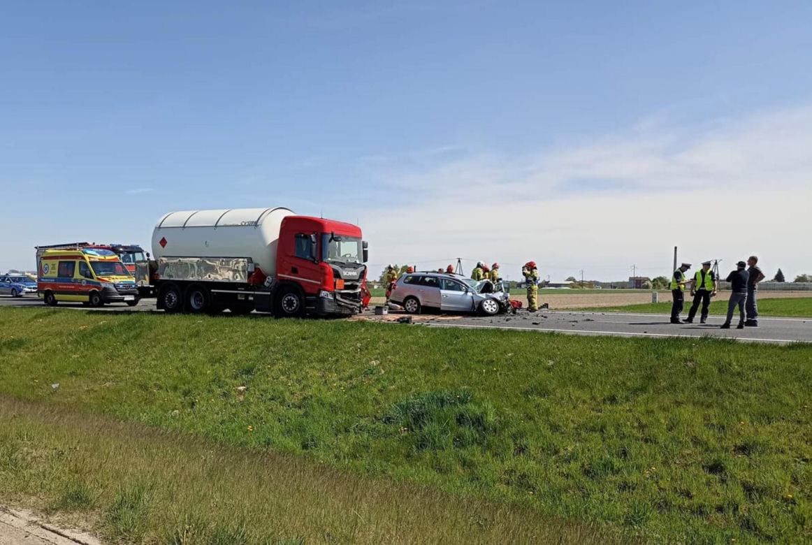 Volkswagen huknął w cysternę! 64-latek nie żyje. Fatalny wypadek na obwodnicy Kalisza [ZDJĘCIA]