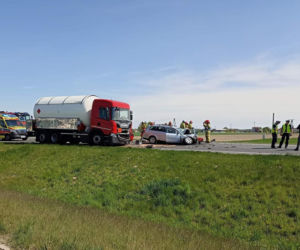 Volkswagen huknął w cysternę! 64-latek nie żyje. Fatalny wypadek na obwodnicy Kalisza [ZDJĘCIA]