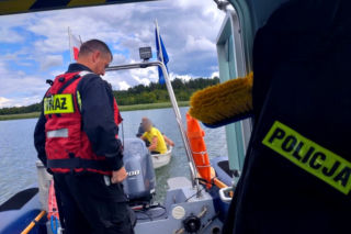 Fatalna pogoda, pęknięte wiosło. Wędkarze na jeziorze Wigry potrzebowali pomocy