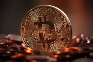 Zdjęcie znanego piłkarza i kobieta ze wschodnim akcentem. Kliknął w reklamę i stracił duże pieniądze! Mieszkańca Szczecinka skusiły Bitcoiny