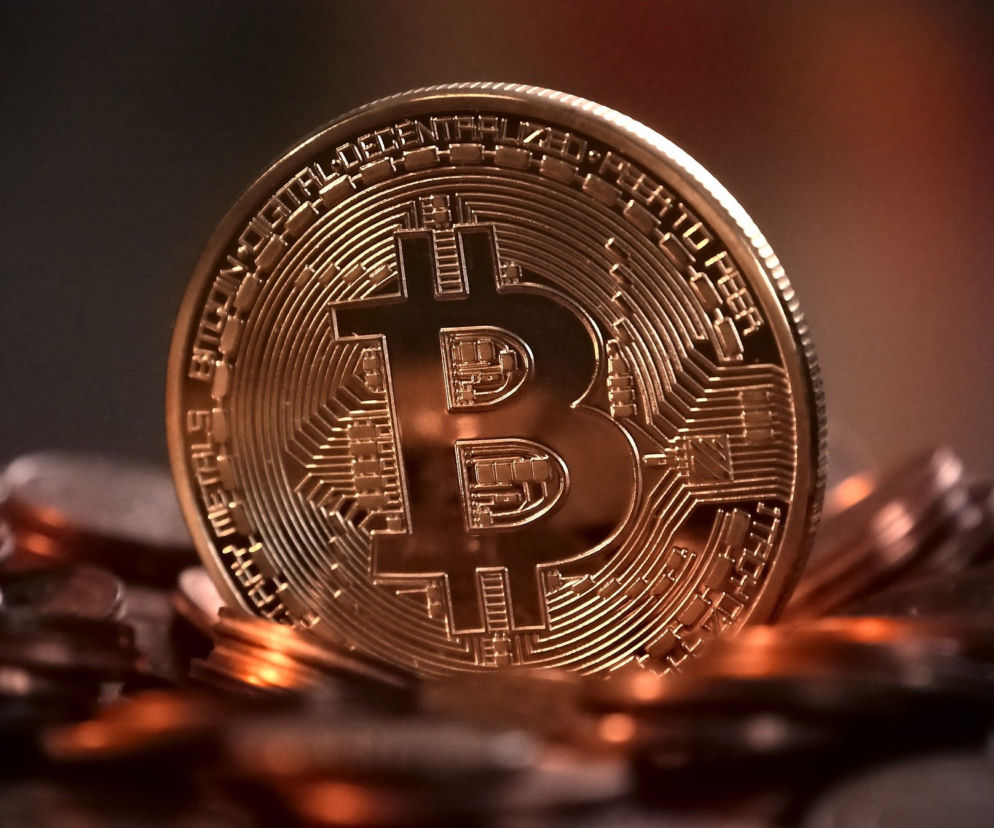 Mieszkańca Szczecinka skusiły Bitcoiny. Klikną w reklamę i stracił fortunę!