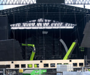 Scena Sylwestra z Dwójką TVP w trakcie budowy