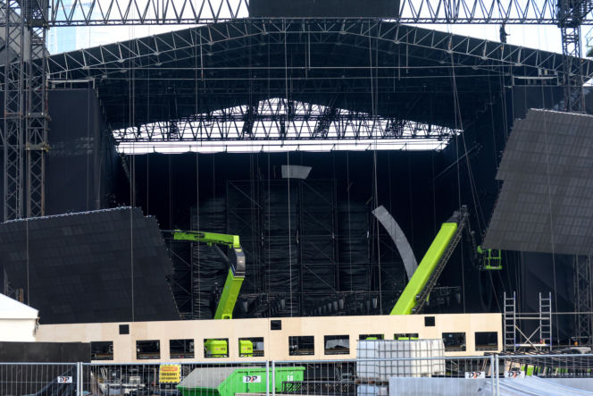 Scena Sylwestra z Dwójką TVP w trakcie budowy