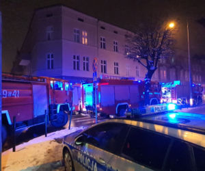 Pożar mieszkania przy ul. Fortecznej w Grudziądzu. Jedna osoba w szpitalu [ZDJĘCIA]
