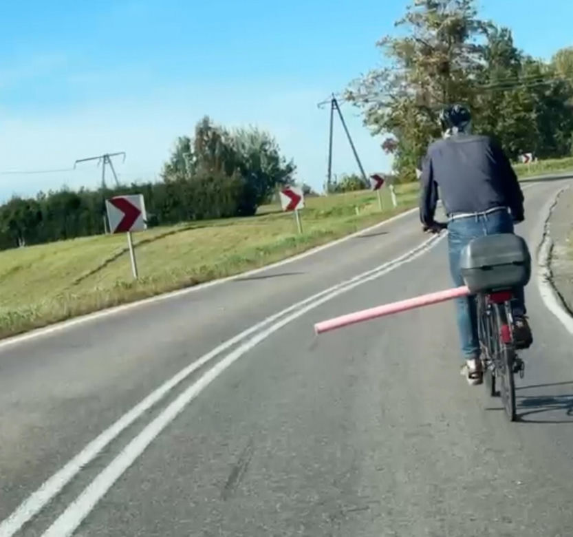 Rowerzysta z różową rurą paraliżuje drogę? Kierowcy dobrze go znają. To prowokator?
