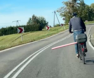 Rowerzysta z różową rurą paraliżuje drogę? Kierowcy dobrze go znają. To prowokator?