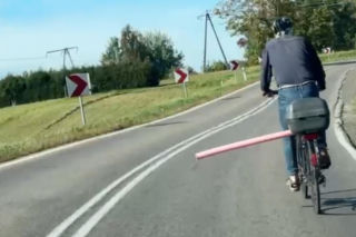 Rowerzysta z różową rurą paraliżuje drogę? Kierowcy dobrze go znają. To prowokator?