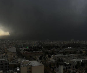 Czarny deszcz spadł w Iranie! Słońce zniknęło