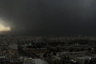 Czarny deszcz spadł w Iranie! Słońce zniknęło