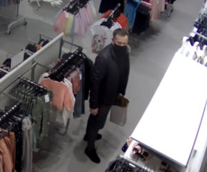 Bydgoszcz: bezczelni złodzieje ukradli... ciuszki dla dzieci! Rozpoznajesz ich? Powiadom policję!