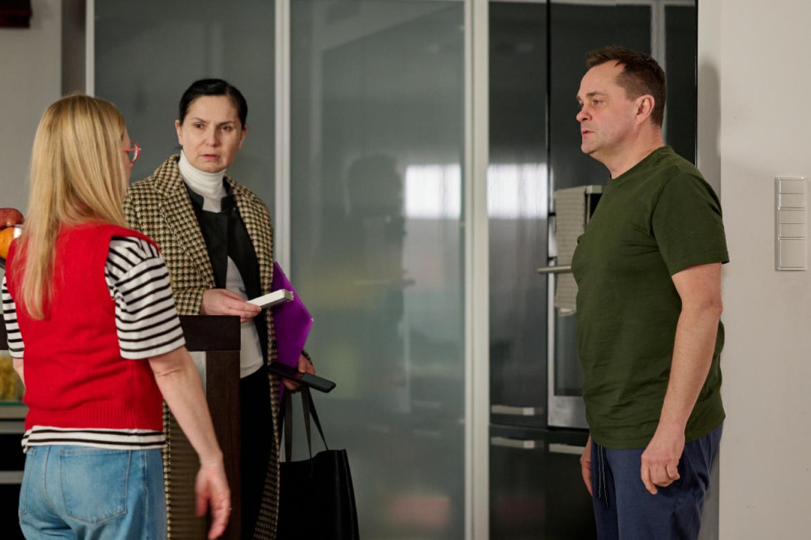 Na Wspólnej, odc 4025. Renata (Marta Jankowska), Sławek (Mariusz Słupiński), urzędniczka (Katarzyna Dworak)