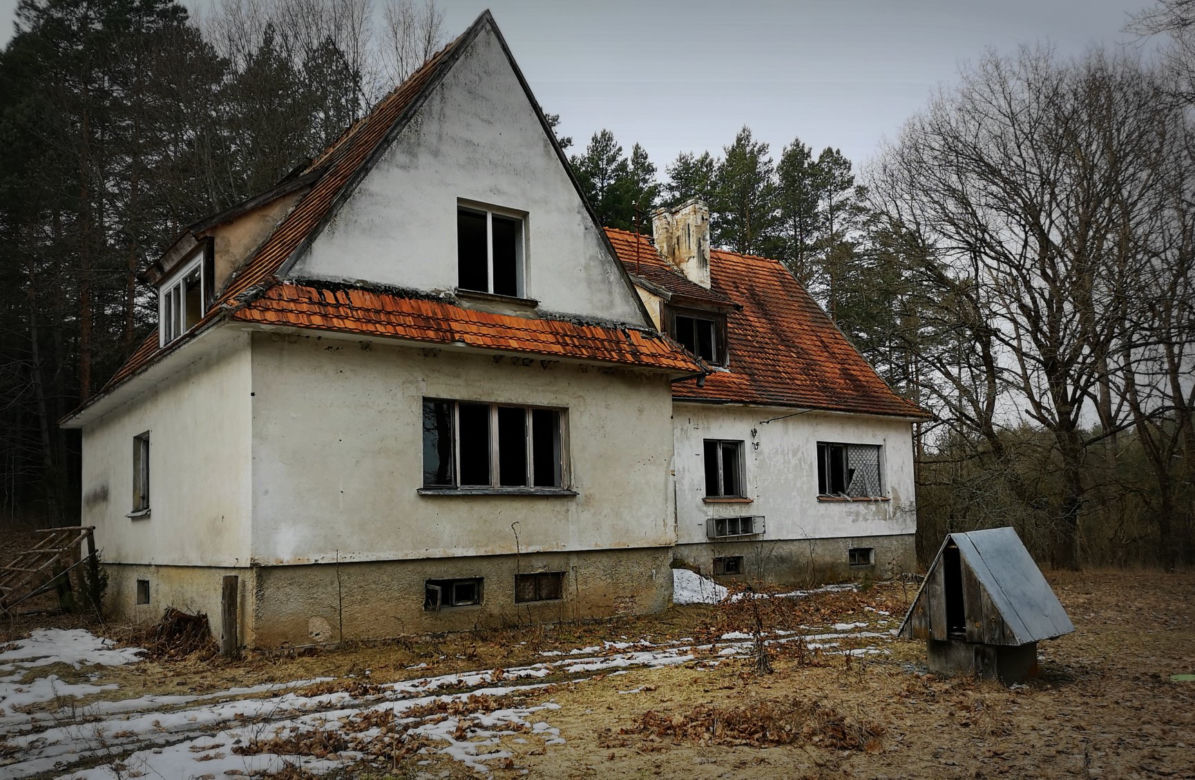 Opuszczona stacja kolejowa w sercu puszczy na Podlasiu