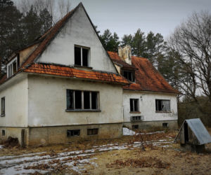 Opuszczona stacja kolejowa w sercu puszczy na Podlasiu
