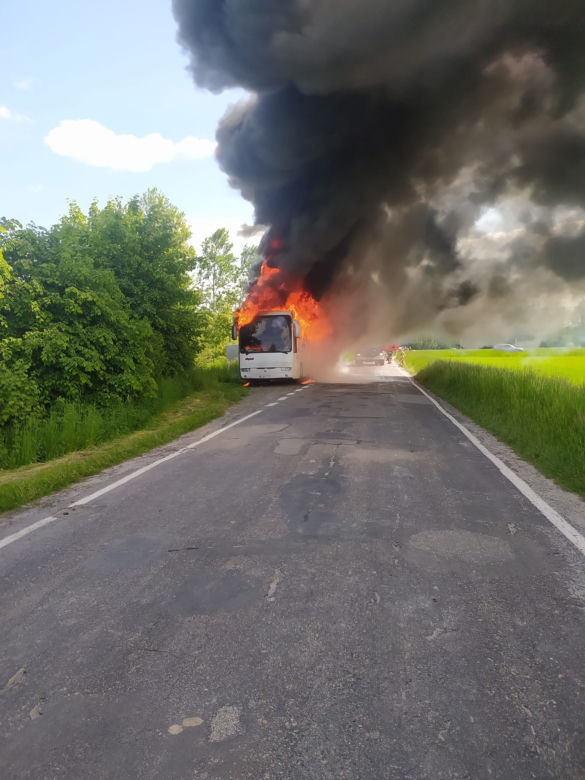 Szkolny autokar stanął w płomieniach. Podróżowały w nim dzieci. Zobacz