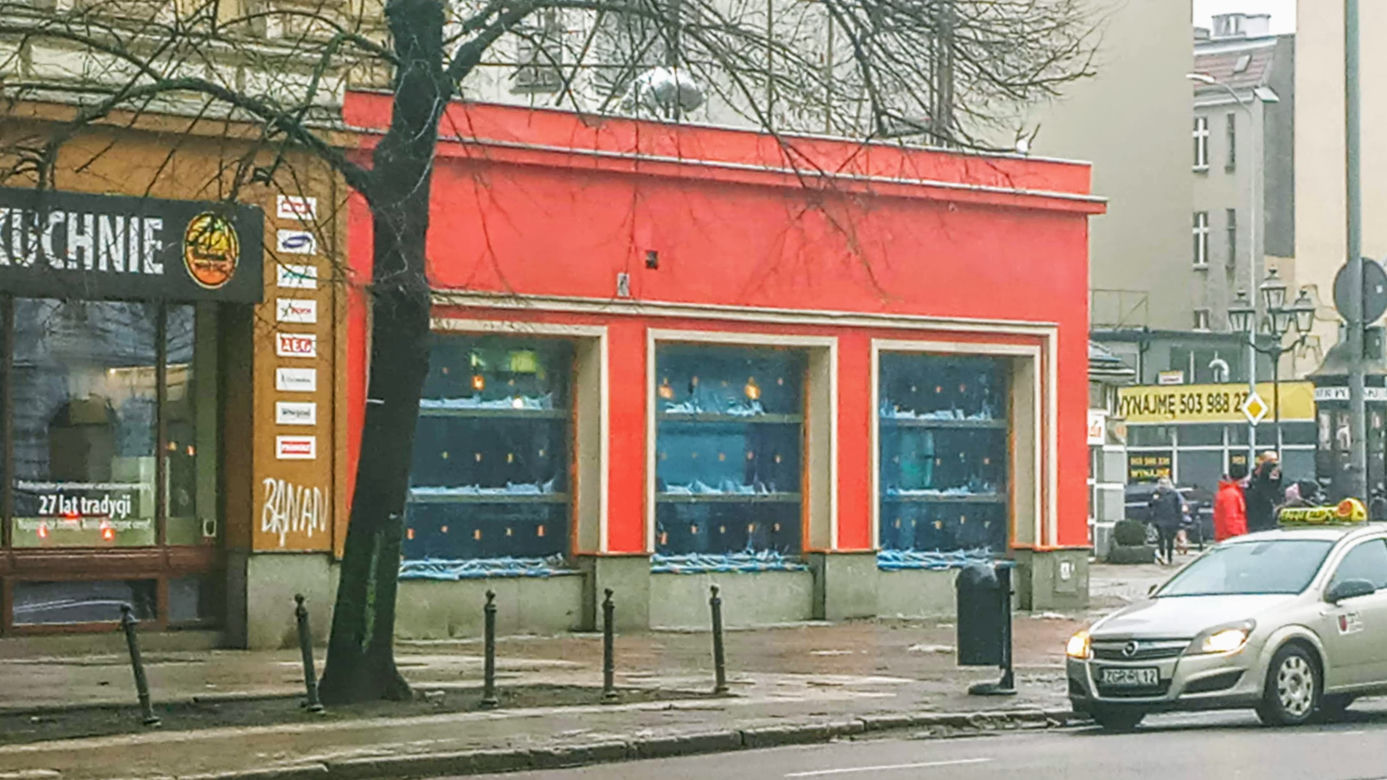 Przemalowana fasada pawilonu przy pl. Zgody