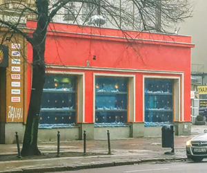 Przemalowana fasada pawilonu przy pl. Zgody