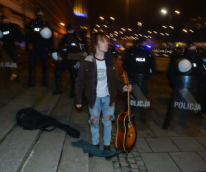 Co policjant dał temu mężczyźnie?!