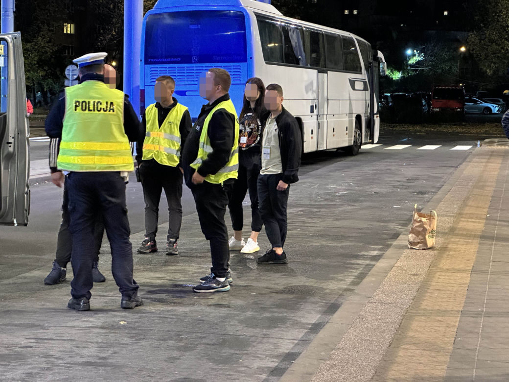 Dantejskie sceny na Dworcu Wschodnim. Kierowca autokaru potrącił pieszego. Obaj byli pijani