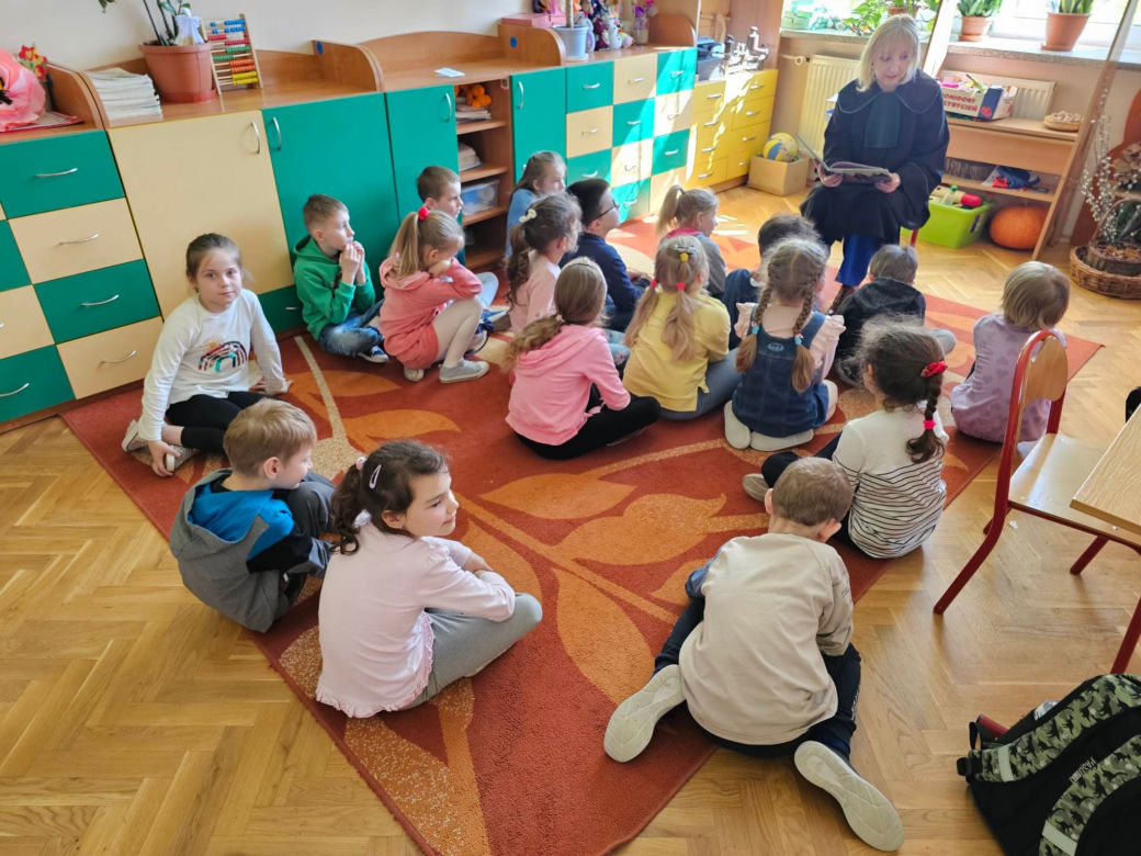 W szkołach czytają bajki o Misiu Adwokacie [GALERIA]