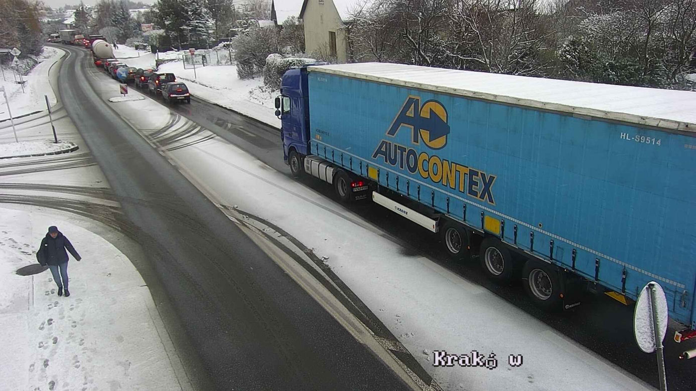 Śnieżyce w Małopolsce. Drogi są białe i śliskie