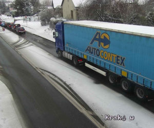 Śnieżyce w Małopolsce. Drogi są białe i śliskie