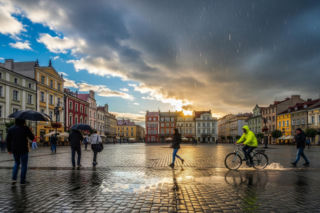 Piątkowe popołudnie pod znakiem zmienności. Czy weekend przyniesie upragnione wytchnienie?